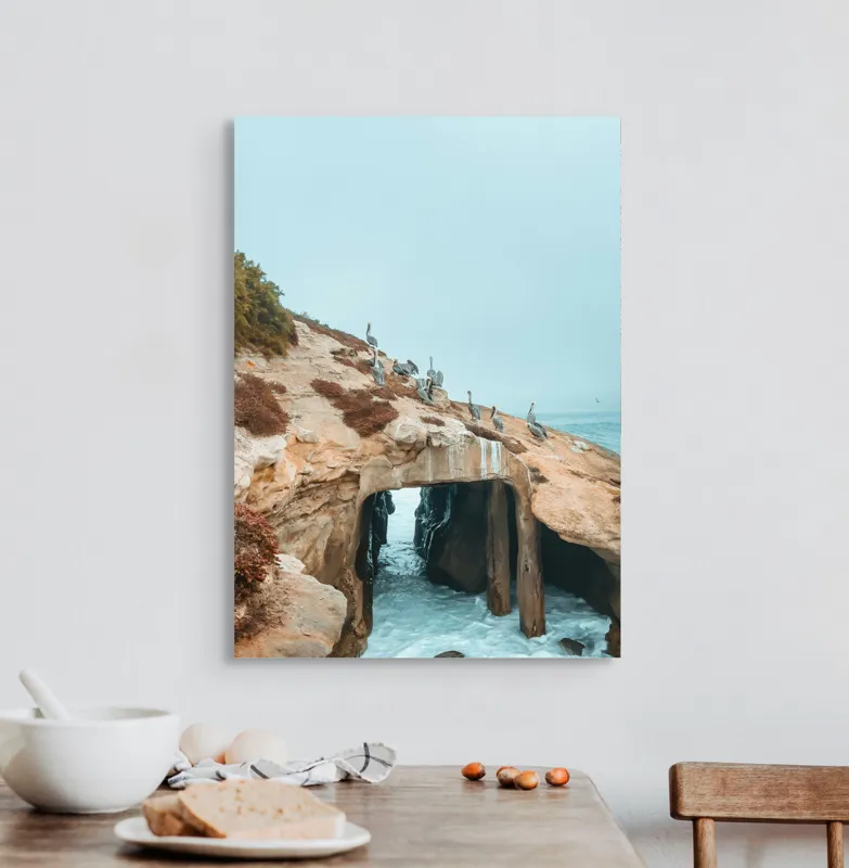 Tablou Canvas, "Pelicani pe stânci deasupra mării", Pelicani, Stâncă, Peșteră, Apă, Albastru, Natură, Cer, Vegetație, 50 x 70 cm – poza 3