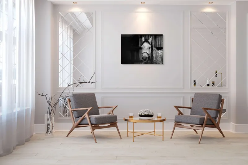 Tablou Canvas, "Calul în așteptarea dimineții solemne", Cal, Legat, Stabie, Privire, Blândă, Monocrom, Misterios., 100 x 70 cm – poza 5