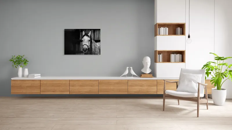 Tablou Canvas, "Calul în așteptarea dimineții solemne", Cal, Legat, Stabie, Privire, Blândă, Monocrom, Misterios., 100 x 70 cm – poza 6