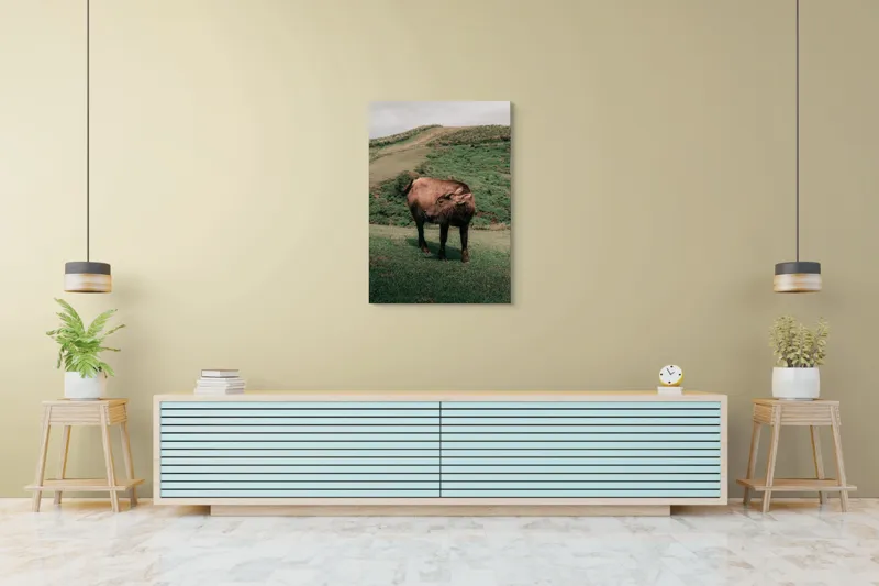 Tablou Canvas, "Bivol singuratic pe deal verde", Iată câteva cuvinte care descriu tabloul: Bivol, Coline, Verdeață, Cer, Natură, Peisaj, Liniște., 70 x 100 cm – poza 5