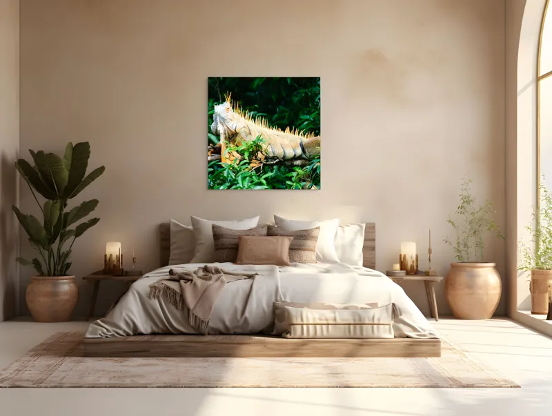 Tablou Canvas, "Iguana odihnindu-se printre frunze verzi", Iguana, Verde, Frunze, Ramură, Spini, Soare, Natură, Peisaj., 100 x 100 cm – poza 4