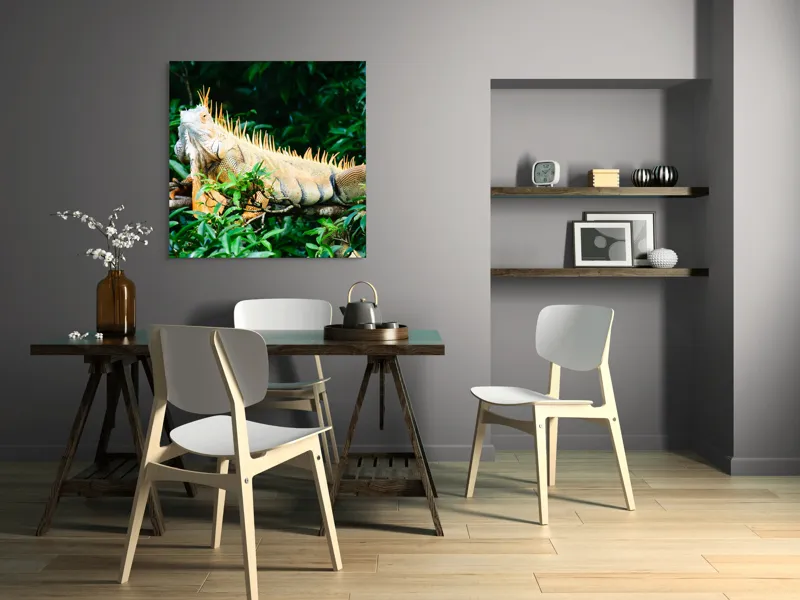 Tablou Canvas, "Iguana odihnindu-se printre frunze verzi", Iguana, Verde, Frunze, Ramură, Spini, Soare, Natură, Peisaj., 100 x 100 cm – poza 6