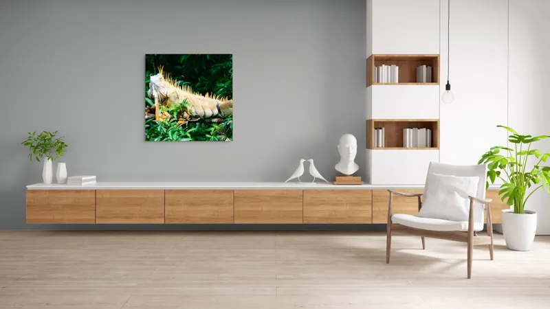 Tablou Canvas, "Iguana odihnindu-se printre frunze verzi", Iguana, Verde, Frunze, Ramură, Spini, Soare, Natură, Peisaj., 100 x 100 cm – poza 8