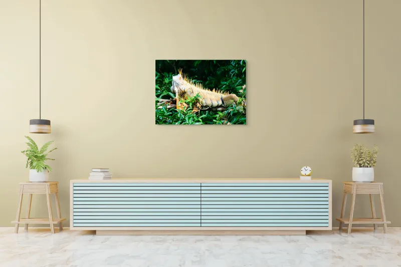 Tablou Canvas, "Iguana odihnindu-se printre frunze verzi", Iguana, Verde, Frunze, Ramură, Spini, Soare, Natură, Peisaj., 100 x 70 cm – poza 4