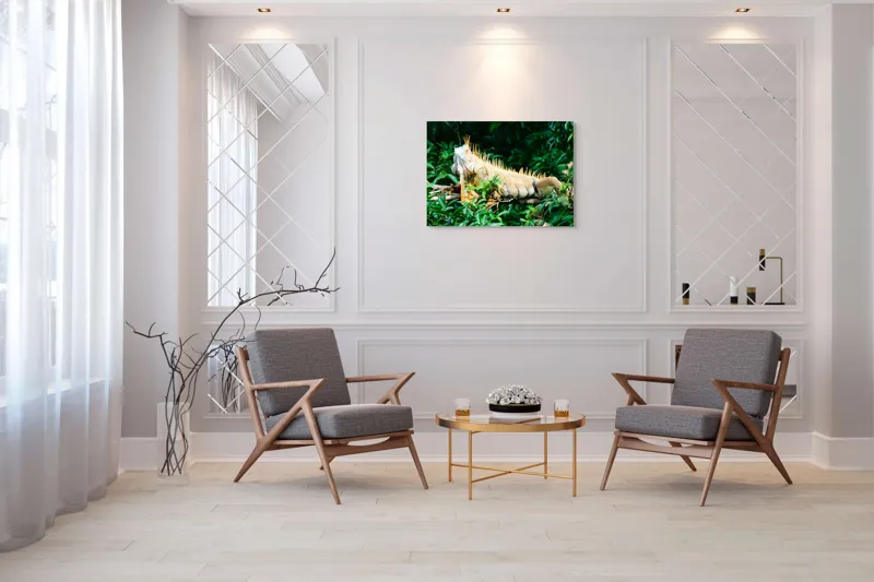 Tablou Canvas, "Iguana odihnindu-se printre frunze verzi", Iguana, Verde, Frunze, Ramură, Spini, Soare, Natură, Peisaj., 100 x 70 cm – poza 5