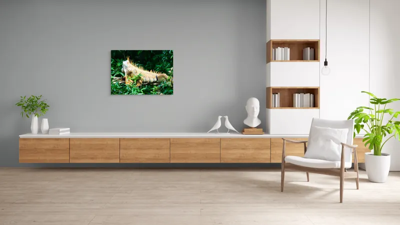 Tablou Canvas, "Iguana odihnindu-se printre frunze verzi", Iguana, Verde, Frunze, Ramură, Spini, Soare, Natură, Peisaj., 100 x 70 cm – poza 6