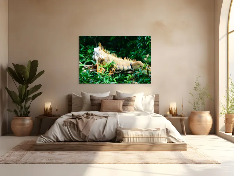 Tablou Canvas, "Iguana odihnindu-se printre frunze verzi", Iguana, Verde, Frunze, Ramură, Spini, Soare, Natură, Peisaj., 150 x 100 cm – poza 4