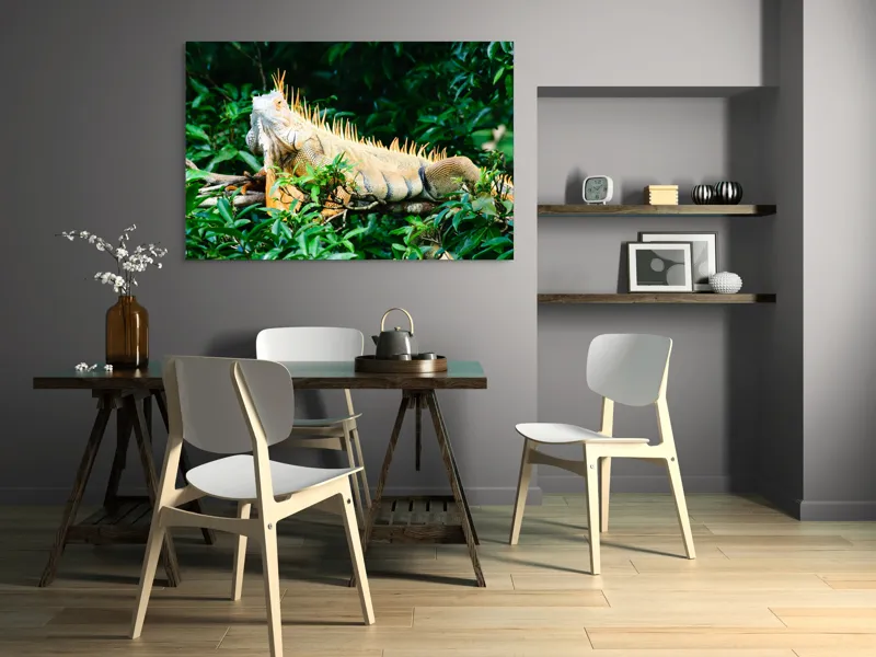Tablou Canvas, "Iguana odihnindu-se printre frunze verzi", Iguana, Verde, Frunze, Ramură, Spini, Soare, Natură, Peisaj., 150 x 100 cm – poza 5