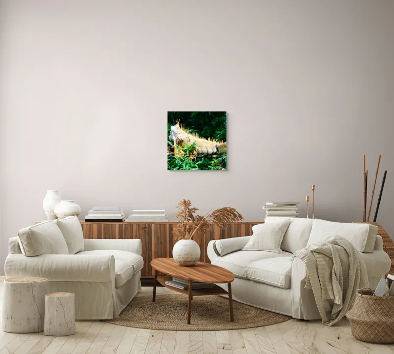 Tablou Canvas, "Iguana odihnindu-se printre frunze verzi", Iguana, Verde, Frunze, Ramură, Spini, Soare, Natură, Peisaj., 50 x 50 cm – poza 7