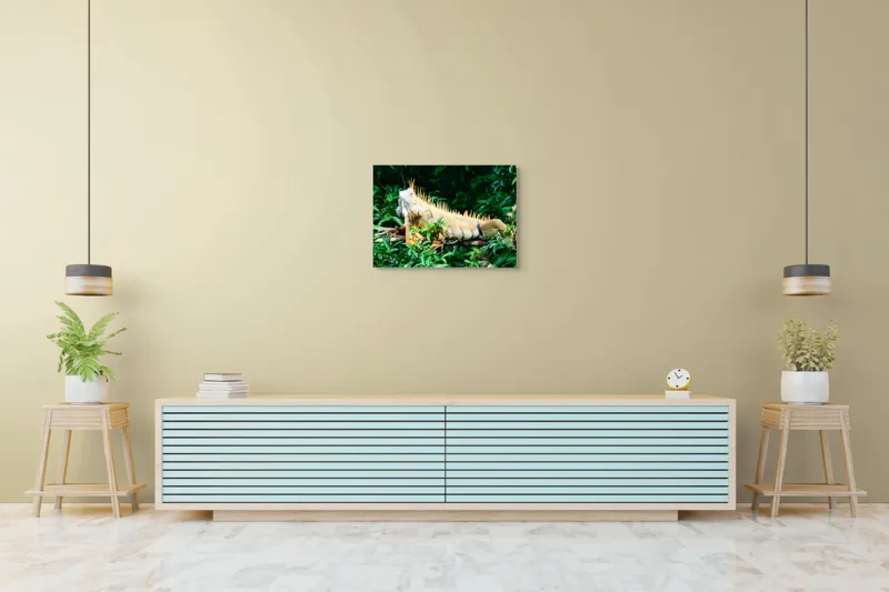 Tablou Canvas, "Iguana odihnindu-se printre frunze verzi", Iguana, Verde, Frunze, Ramură, Spini, Soare, Natură, Peisaj., 70 x 50 cm – poza 7