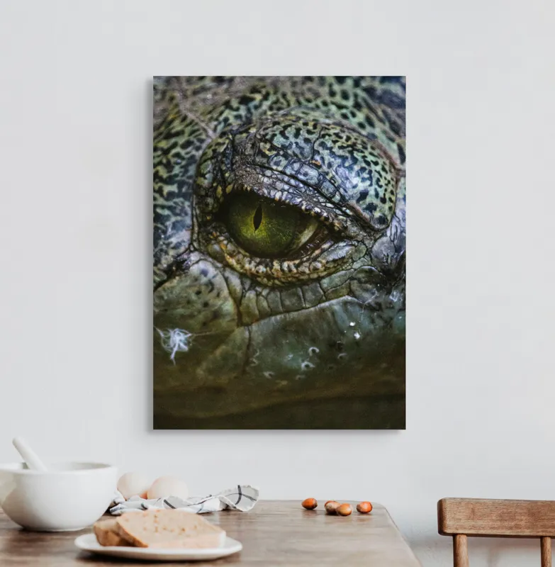 Tablou Canvas, "Privirea enigmatică a reptilei misterioase", Nu știu cine este în imagine., 50 x 70 cm – poza 3