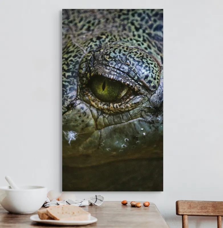 Tablou Canvas, "Privirea enigmatică a reptilei misterioase", Nu știu cine este în imagine., 50 x 90 cm – poza 3