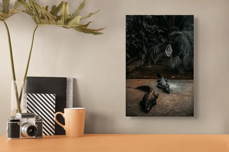 Tablou Canvas, "Crocodili sub lumina nocturnă artificială", 26 x 39 cm – poza 3