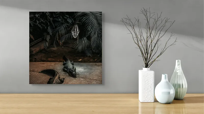 Tablou Canvas, "Crocodili sub lumina nocturnă artificială", 50 x 50 cm – poza 3