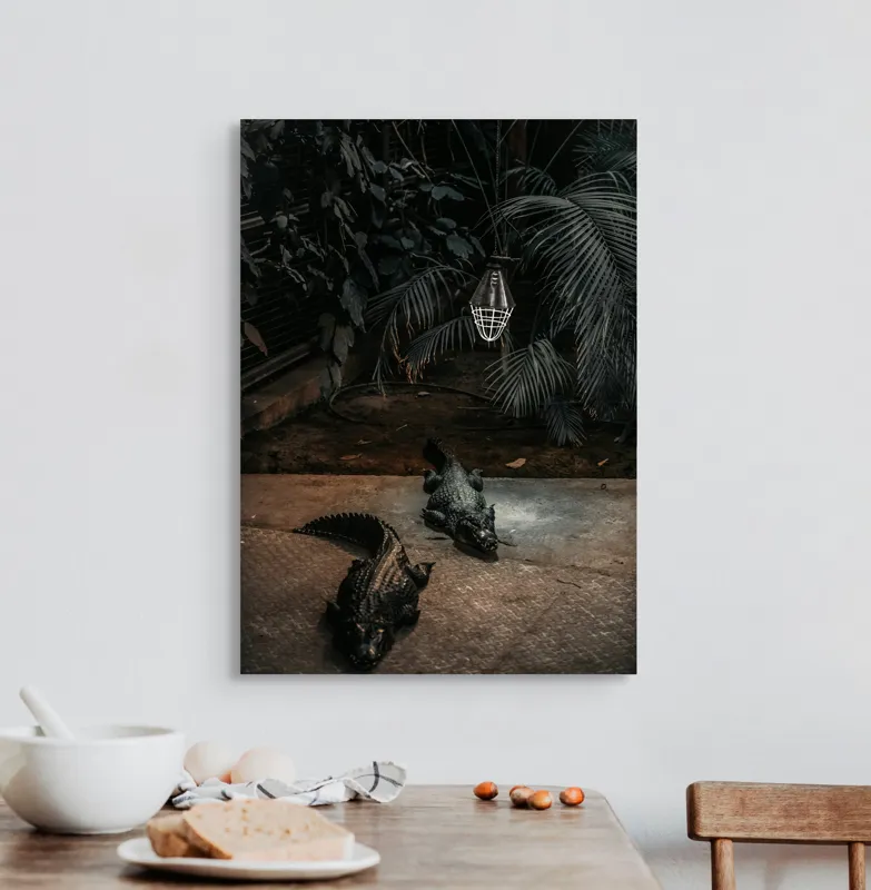 Tablou Canvas, "Crocodili sub lumina nocturnă artificială", 50 x 70 cm – poza 3