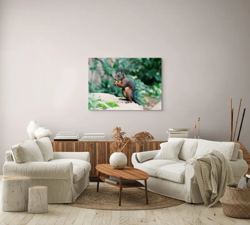 Tablou Canvas, "Veverița savurând un deliciu în pădure", Veveriță, Blană, Iarbă, Copac, Rozătoare, Ghemuită, Verde, Natură, 100 x 70 cm – poza 3
