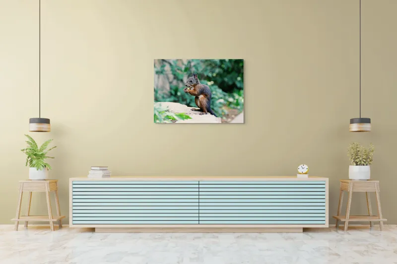 Tablou Canvas, "Veverița savurând un deliciu în pădure", Veveriță, Blană, Iarbă, Copac, Rozătoare, Ghemuită, Verde, Natură, 100 x 70 cm – poza 4