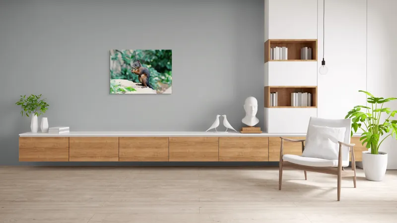Tablou Canvas, "Veverița savurând un deliciu în pădure", Veveriță, Blană, Iarbă, Copac, Rozătoare, Ghemuită, Verde, Natură, 100 x 70 cm – poza 6