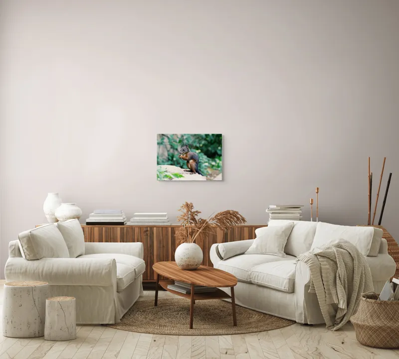 Tablou Canvas, "Veverița savurând un deliciu în pădure", Veveriță, Blană, Iarbă, Copac, Rozătoare, Ghemuită, Verde, Natură, 54 x 39 cm – poza 5