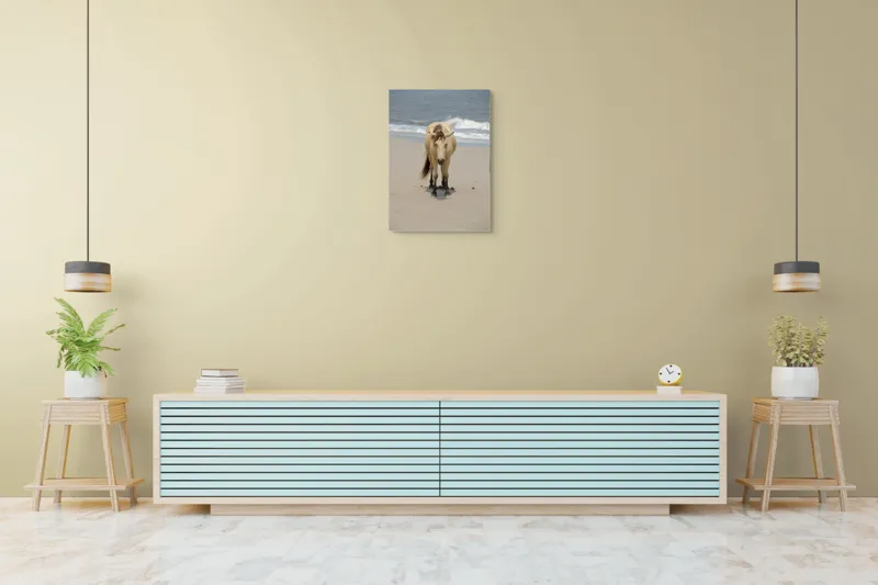 Tablou Canvas, "Calul singuratic pe plaja pustie", Cal, Plajă, Valuri, Nisip, Cer, Ocean, Maretie, Natură, Libertate, Serenitate, 50 x 70 cm – poza 6