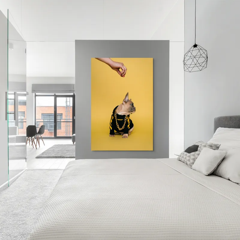 Tablou Canvas, "Cățel cu stil în ținută urbană", Cățeluș, Dres, Galben, Lant, Mână, Fundal, Privire, Haine., 100 x 150 cm – poza 5