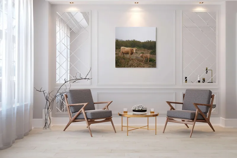 Tablou Canvas, "Vacă și vițel în peisaj rural", Vacă, Vițel, Natură, Câmp, Ceață, Vegetație, Peisaj, Rural, Calm, Pastoral, 100 x 100 cm – poza 7
