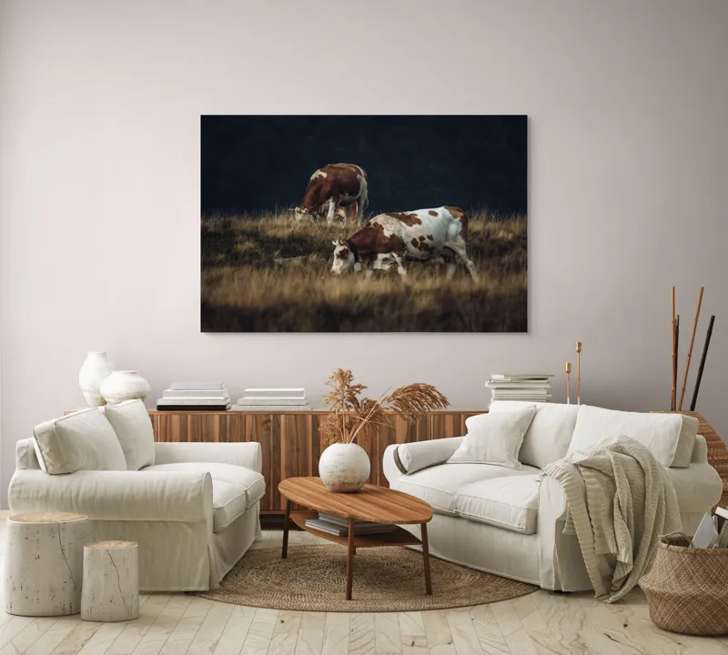 Tablou Canvas, "Vaci păscând în lumina apusului", Vaci, Pajiște, Munți, Apus, Iarbă, Calm, Natură, Răgaz, 150 x 100 cm – poza 3