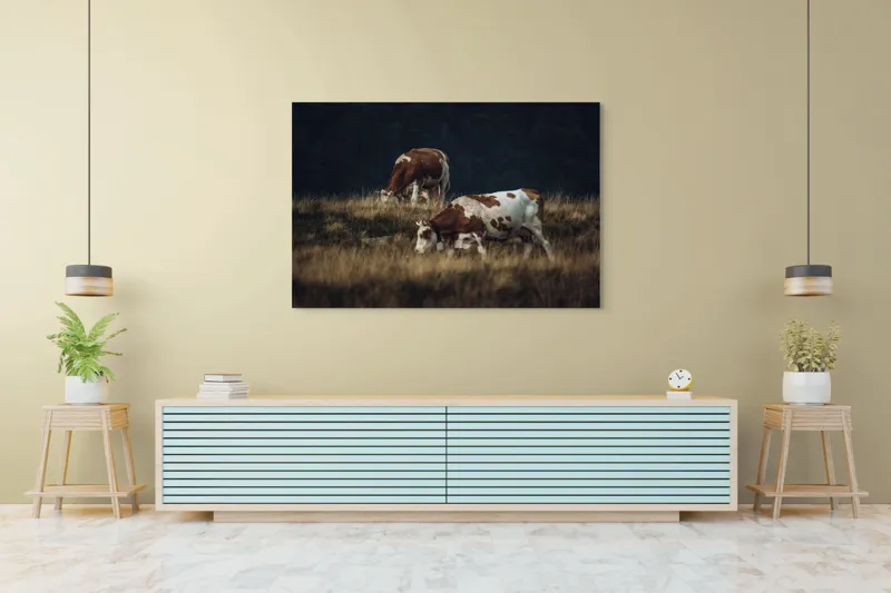 Tablou Canvas, "Vaci păscând în lumina apusului", Vaci, Pajiște, Munți, Apus, Iarbă, Calm, Natură, Răgaz, 150 x 100 cm – poza 6