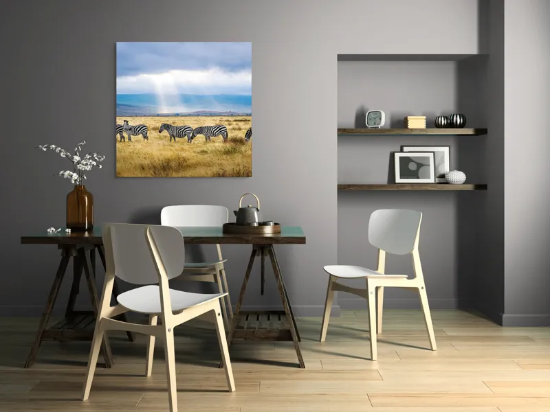 Tablou Canvas, "Zebre sub razele soarelui africane", Zebre, Câmpie, Nori, Lumină, Peisaj, Natură, Serenitate, Dungi, Cer, Sălbăticie, 100 x 100 cm – poza 6