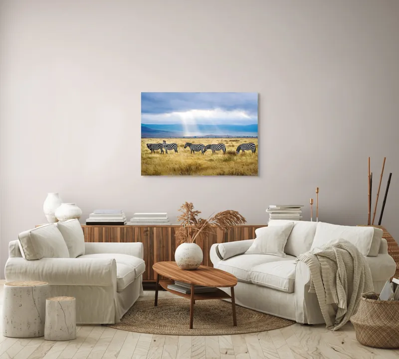 Tablou Canvas, "Zebre sub razele soarelui africane", Zebre, Câmpie, Nori, Lumină, Peisaj, Natură, Serenitate, Dungi, Cer, Sălbăticie, 100 x 70 cm – poza 3