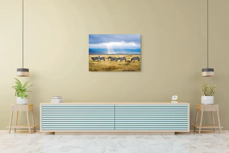 Tablou Canvas, "Zebre sub razele soarelui africane", Zebre, Câmpie, Nori, Lumină, Peisaj, Natură, Serenitate, Dungi, Cer, Sălbăticie, 100 x 70 cm – poza 4