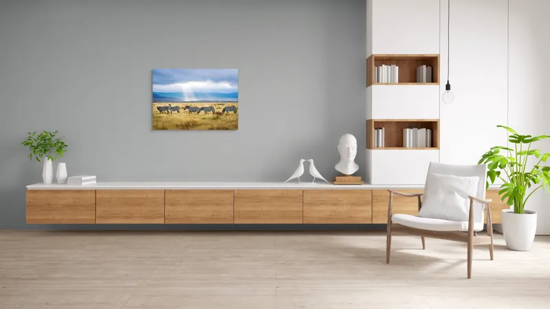 Tablou Canvas, "Zebre sub razele soarelui africane", Zebre, Câmpie, Nori, Lumină, Peisaj, Natură, Serenitate, Dungi, Cer, Sălbăticie, 100 x 70 cm – poza 6