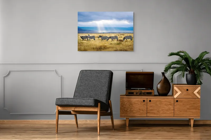 Tablou Canvas, "Zebre sub razele soarelui africane", Zebre, Câmpie, Nori, Lumină, Peisaj, Natură, Serenitate, Dungi, Cer, Sălbăticie, 100 x 70 cm – poza 8