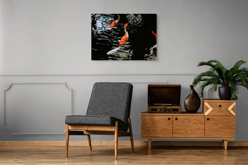 Tablou Canvas, "Koi fermecători înotând în iaz", Pești, Apă, Koi, Reflectie, Armonie, Natură, Mișcare, Culori, Serenitate, Grandoare, 100 x 70 cm – poza 8