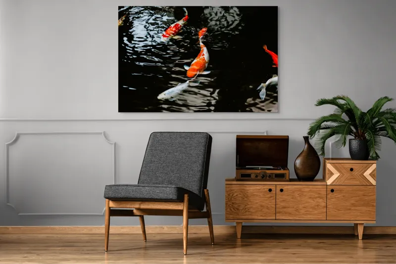 Tablou Canvas, "Koi fermecători înotând în iaz", Pești, Apă, Koi, Reflectie, Armonie, Natură, Mișcare, Culori, Serenitate, Grandoare, 150 x 100 cm – poza 8