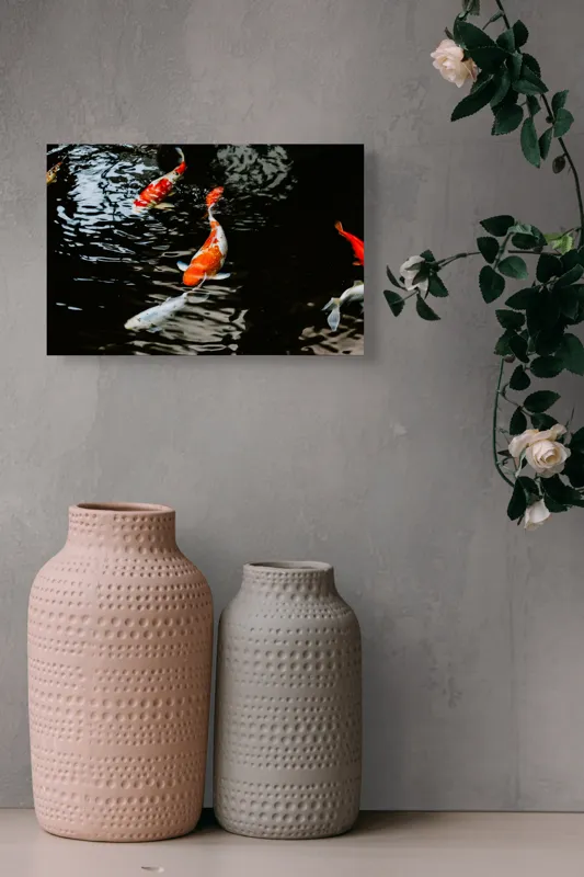 Tablou Canvas, "Koi fermecători înotând în iaz", Pești, Apă, Koi, Reflectie, Armonie, Natură, Mișcare, Culori, Serenitate, Grandoare, 39 x 26 cm – poza 4