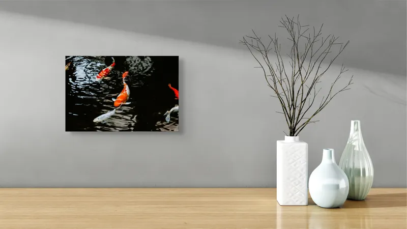 Tablou Canvas, "Koi fermecători înotând în iaz", Pești, Apă, Koi, Reflectie, Armonie, Natură, Mișcare, Culori, Serenitate, Grandoare, 39 x 26 cm – poza 8