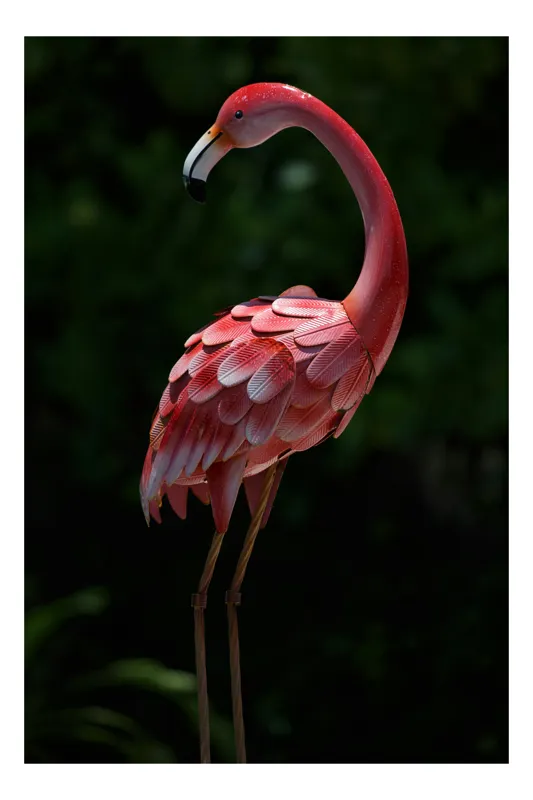 Tablou Canvas, "Flamingo roz în grădină întunecată", Flamingo, Roz, Grațios, Metalic, Elegant, Pene, Decorativ, Artistic, Strălucitor, Curbat, 50 x 70 cm