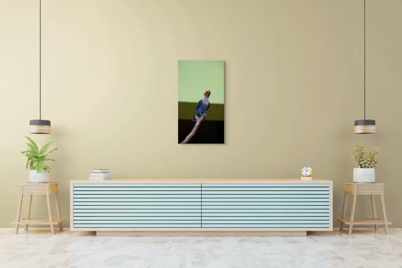 Tablou Canvas, "Papagal albastru pe creangă uscată", Pasăre, Ramură, Albastru, Portocaliu, Perete, Verde, Privește, 50 x 90 cm – poza 6