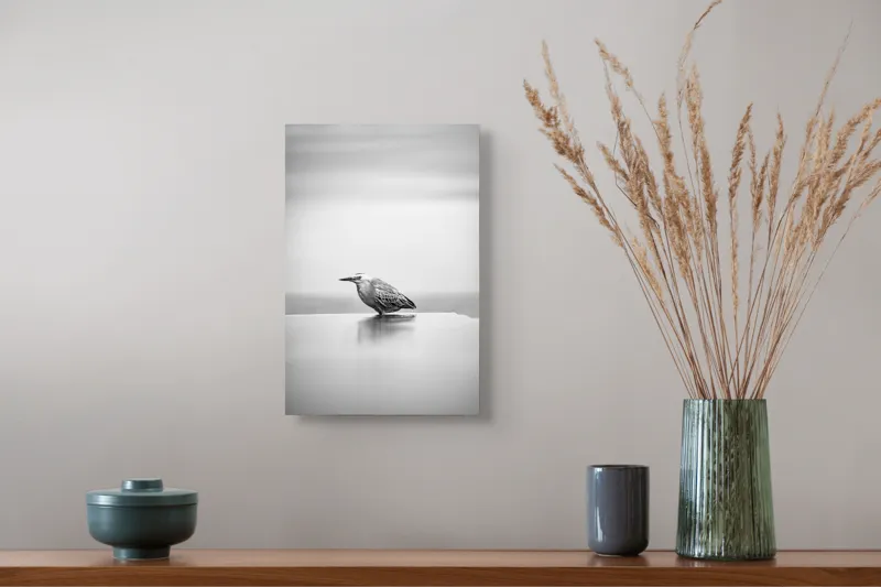 Tablou Canvas, "Pasăre contemplând liniștea dimineții", Pasăre, Singurătate, Reflexie, Minimalism, Tranquilitate, Alb-Negru, Calmitate, Natură, Liniște, 26 x 39 cm – poza 5