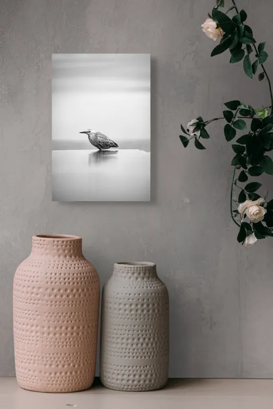 Tablou Canvas, "Pasăre contemplând liniștea dimineții", Pasăre, Singurătate, Reflexie, Minimalism, Tranquilitate, Alb-Negru, Calmitate, Natură, Liniște, 26 x 39 cm – poza 6