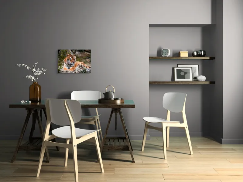 Tablou Canvas, "Tigru relaxându-se în natură luxuriantă", Tigru, Blană, Dungi, Vegetație, Stâncă, Privire, Natură, Relaxează, Putere, Majestuos, 54 x 39 cm – poza 6