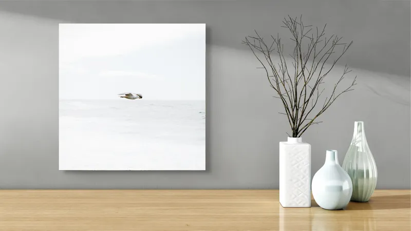 Tablou Canvas, "Pescăruș solitar deasupra mării calme", Pescăruș, Cer, Mare, Liniște, Libertate, Alb, Simplitate, Zbor, Vânt, Natură, 50 x 50 cm – poza 3