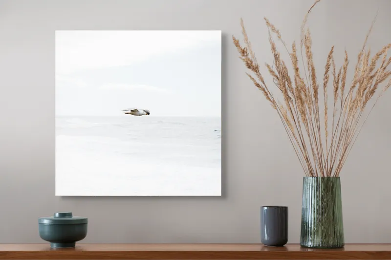 Tablou Canvas, "Pescăruș solitar deasupra mării calme", Pescăruș, Cer, Mare, Liniște, Libertate, Alb, Simplitate, Zbor, Vânt, Natură, 50 x 50 cm – poza 4