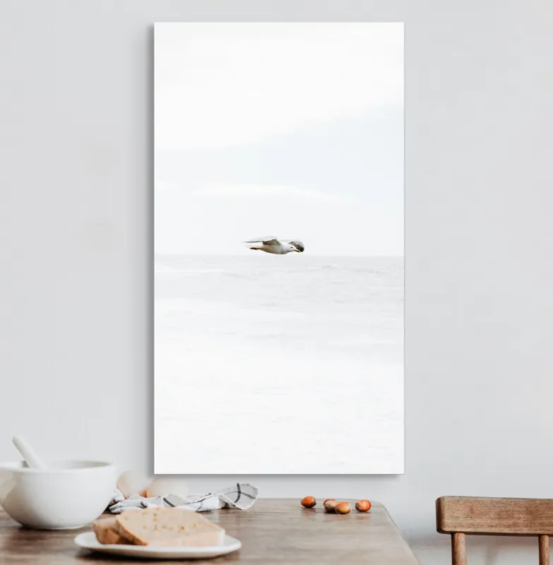 Tablou Canvas, "Pescăruș solitar deasupra mării calme", Pescăruș, Cer, Mare, Liniște, Libertate, Alb, Simplitate, Zbor, Vânt, Natură, 50 x 90 cm – poza 3