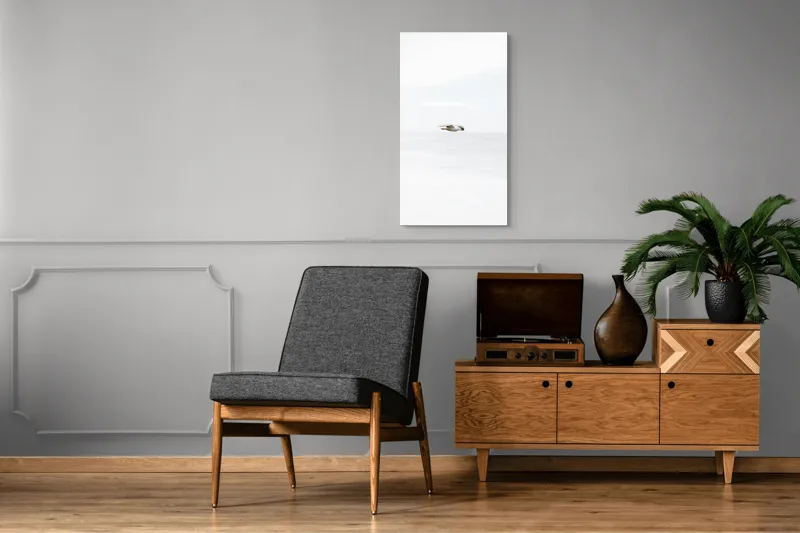 Tablou Canvas, "Pescăruș solitar deasupra mării calme", Pescăruș, Cer, Mare, Liniște, Libertate, Alb, Simplitate, Zbor, Vânt, Natură, 50 x 90 cm – poza 8