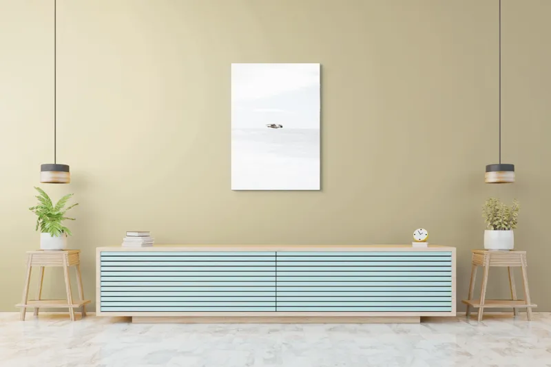 Tablou Canvas, "Pescăruș solitar deasupra mării calme", Pescăruș, Cer, Mare, Liniște, Libertate, Alb, Simplitate, Zbor, Vânt, Natură, 70 x 100 cm – poza 5