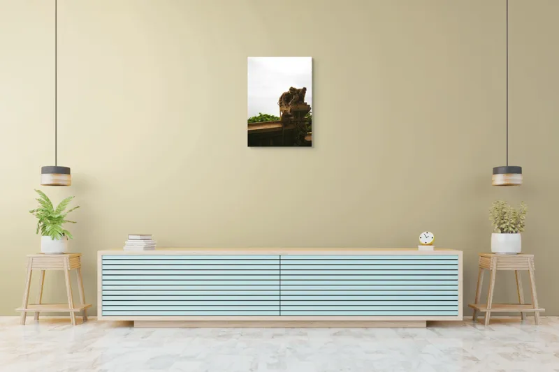 Tablou Canvas, "Maimuțe pe balustradă în natură.", Maimuțe, Parapet, Verdeață, Cer, Relaxare, Familie, Natură, Observare, 50 x 70 cm – poza 6