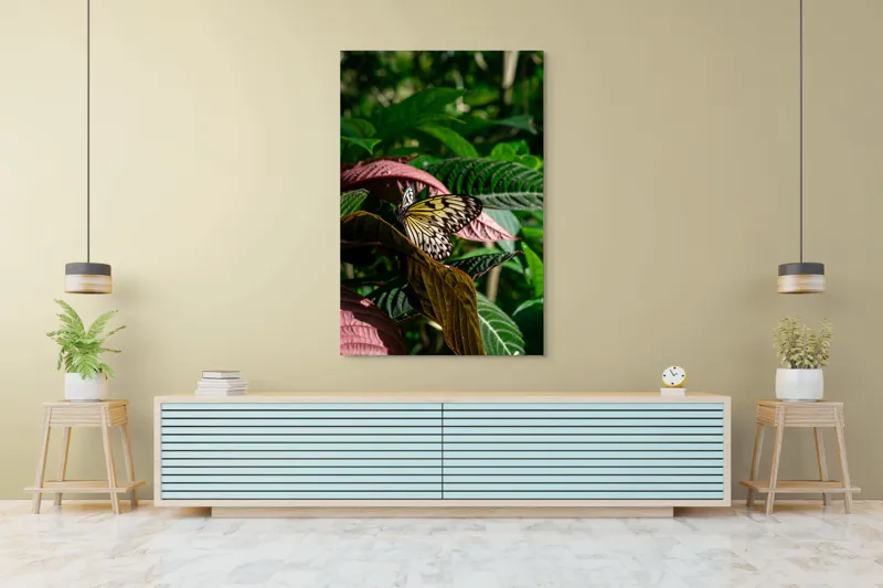 Tablou Canvas, "Fluture delicat printre frunze verzi", Fluture, Frunze, Natură, Culoare, Aripi, Delicatețe, Verde, Luminozitate, 100 x 150 cm – poza 4
