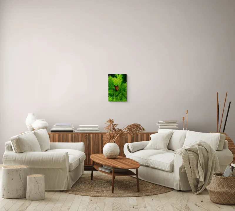 Tablou Canvas, "Fluture printre frunze verzi luxuriante", Fluture, Aripi, Roșu, Negru, Verdeață, Frunziș, Natură, Lumină, Detaliu, Contrast, 26 x 39 cm – poza 7